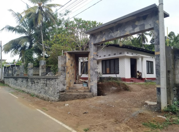 House with land sale in Mahabellana